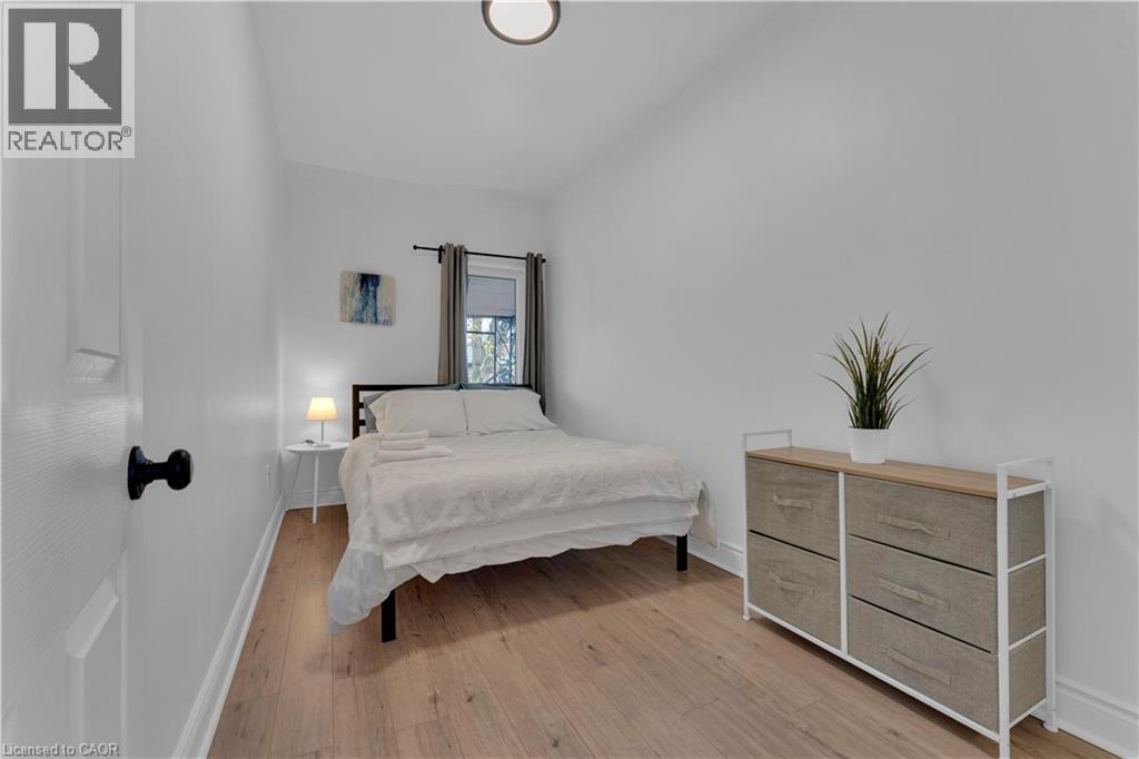 237 West Avenue N, Hamilton, ON - Indoor Photo Showing Bedroom