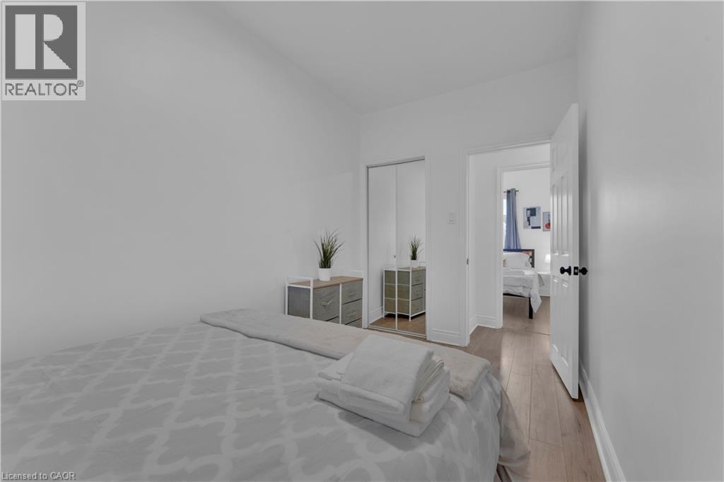237 West Avenue N, Hamilton, ON - Indoor Photo Showing Bedroom