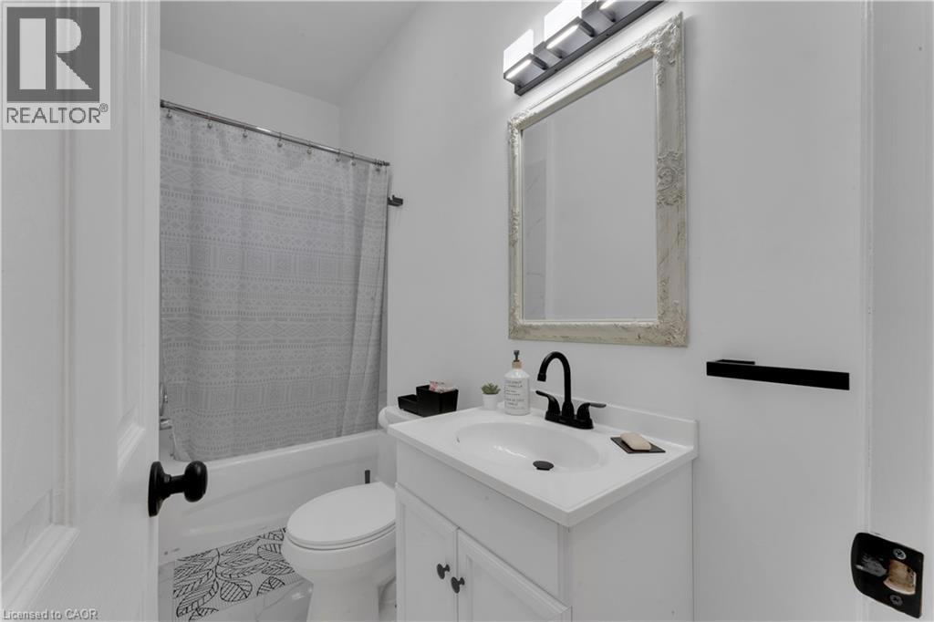 237 West Avenue N, Hamilton, ON - Indoor Photo Showing Bathroom