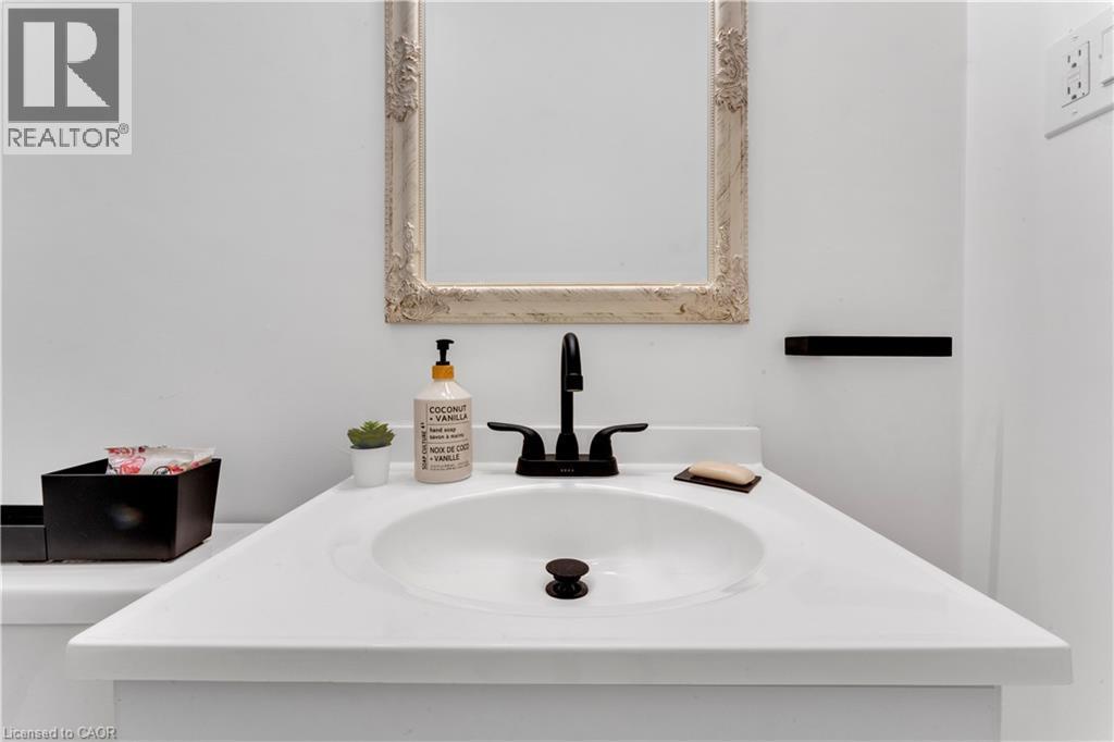237 West Avenue N, Hamilton, ON - Indoor Photo Showing Bathroom