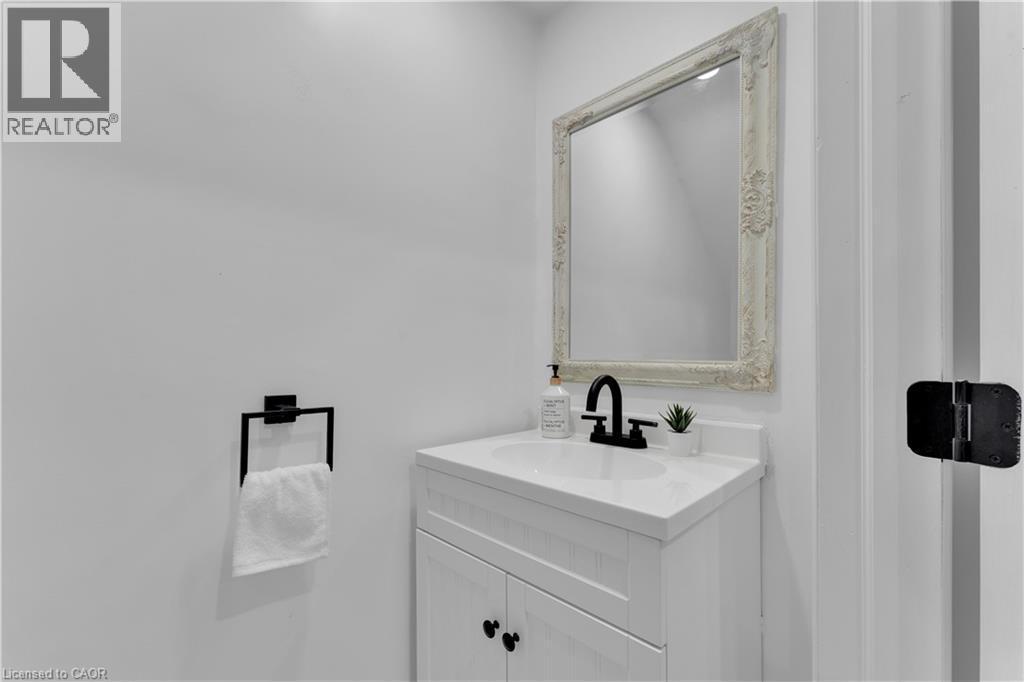 237 West Avenue N, Hamilton, ON - Indoor Photo Showing Bathroom