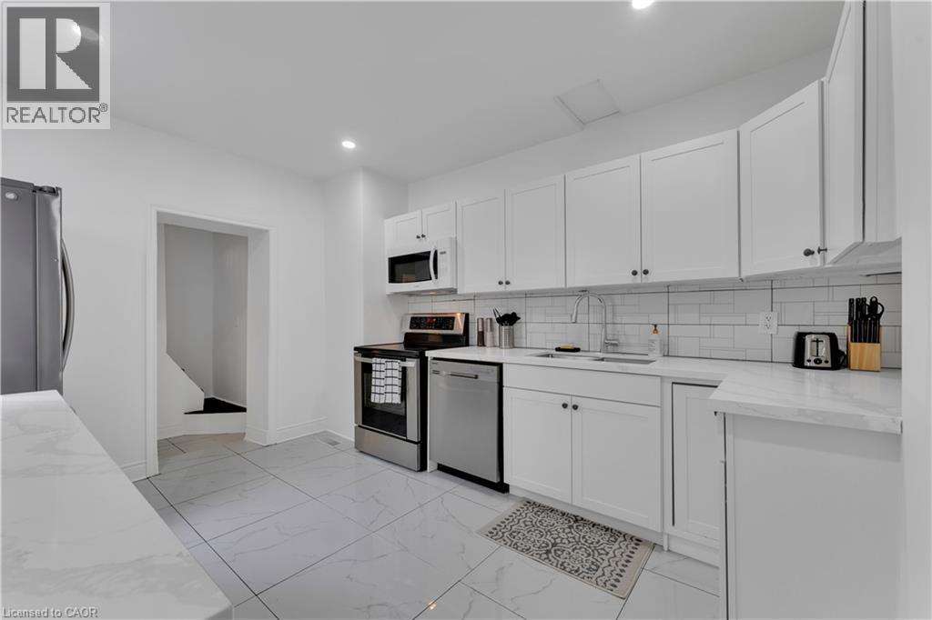 237 West Avenue N, Hamilton, ON - Indoor Photo Showing Kitchen