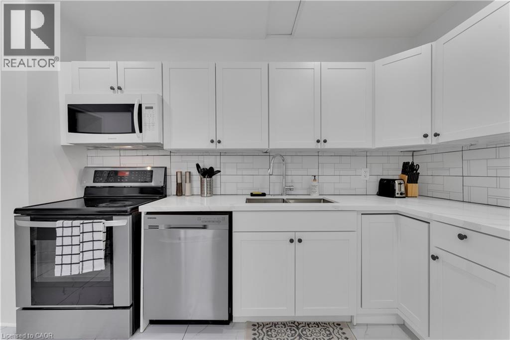 237 West Avenue N, Hamilton, ON - Indoor Photo Showing Kitchen