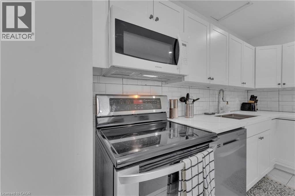 237 West Avenue N, Hamilton, ON - Indoor Photo Showing Kitchen