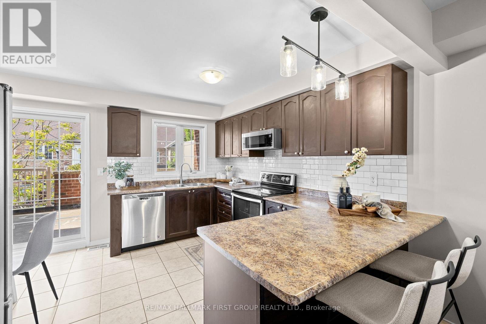 17 Edison Way, Whitby, ON - Indoor Photo Showing Kitchen With Stainless Steel Kitchen With Upgraded Kitchen