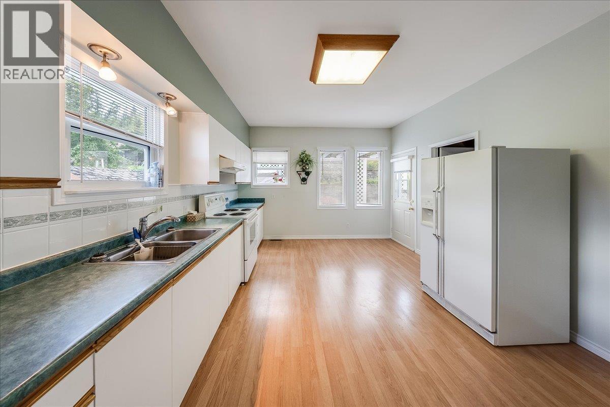 426 Austad Lane, Trail, BC - Indoor Photo Showing Kitchen With Double Sink