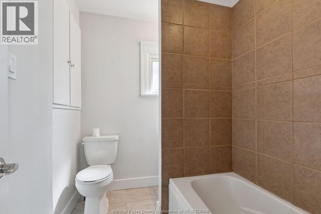 855 Lincoln Road, Windsor, ON - Indoor Photo Showing Bathroom