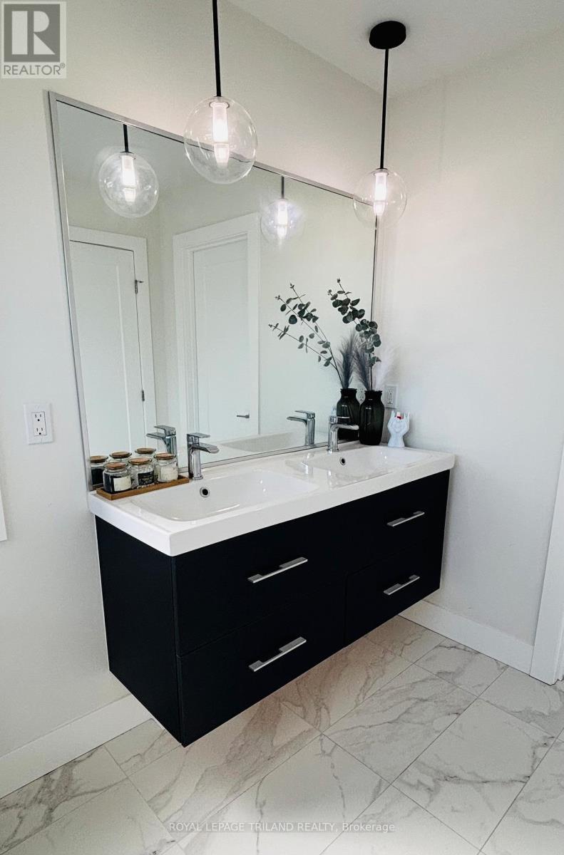 176 Winlow Way, Middlesex Centre, ON - Indoor Photo Showing Bathroom