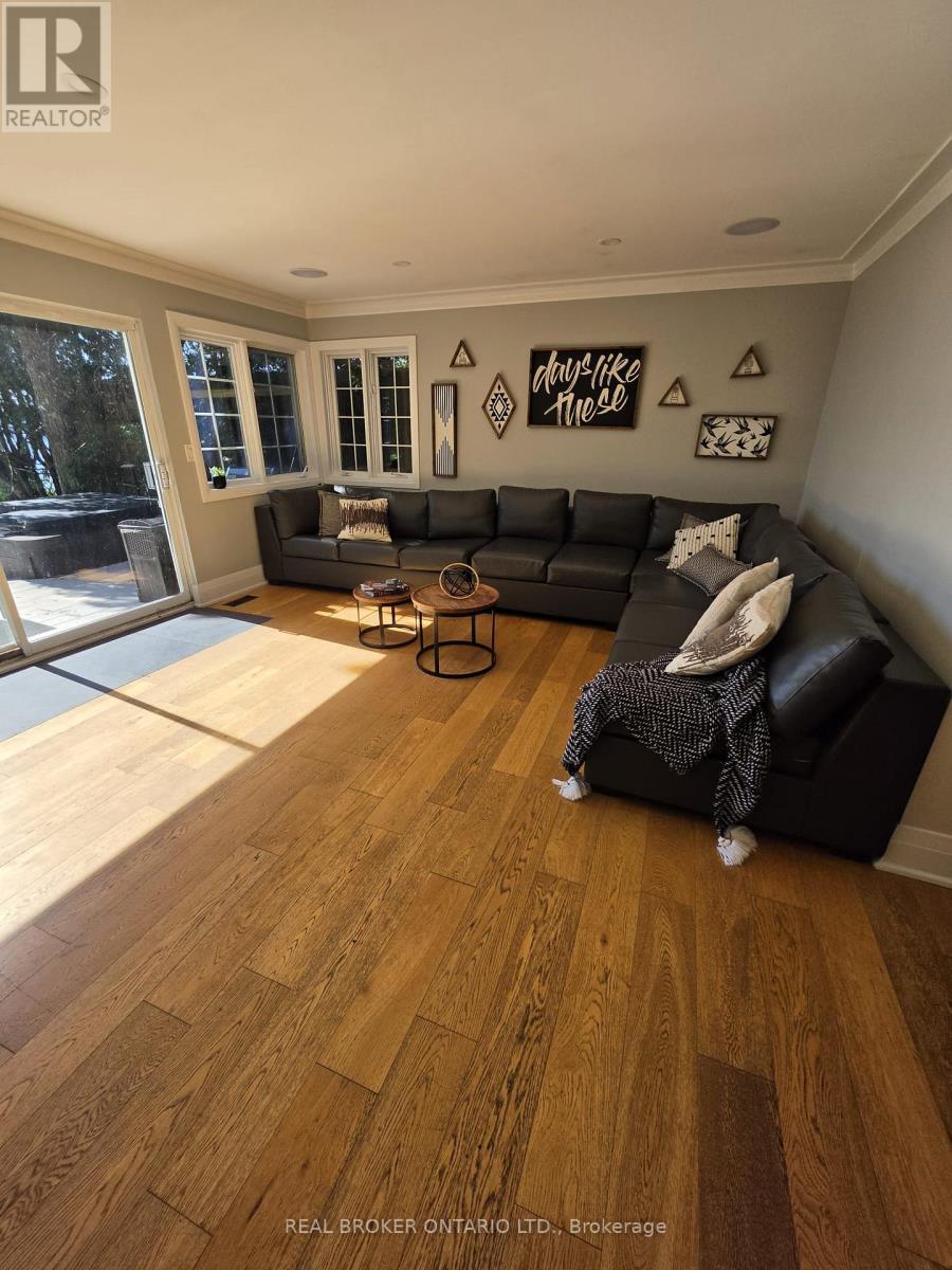943 Barry Avenue, Innisfil, ON