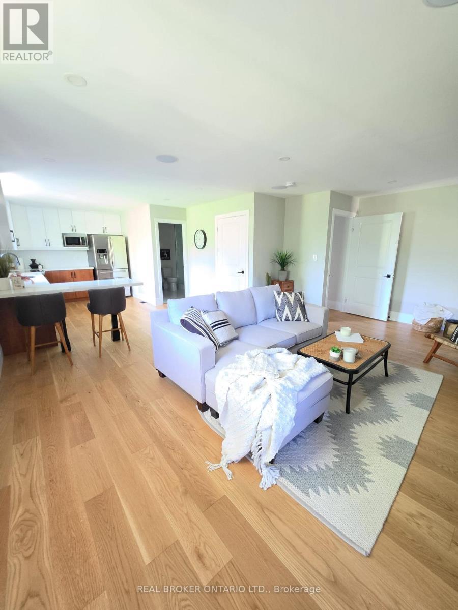 943 Barry Avenue, Innisfil, ON