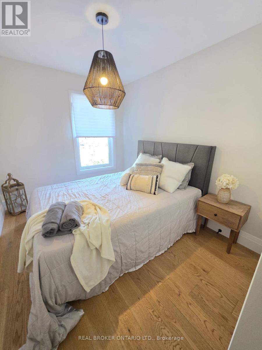 943 Barry Avenue, Innisfil, ON