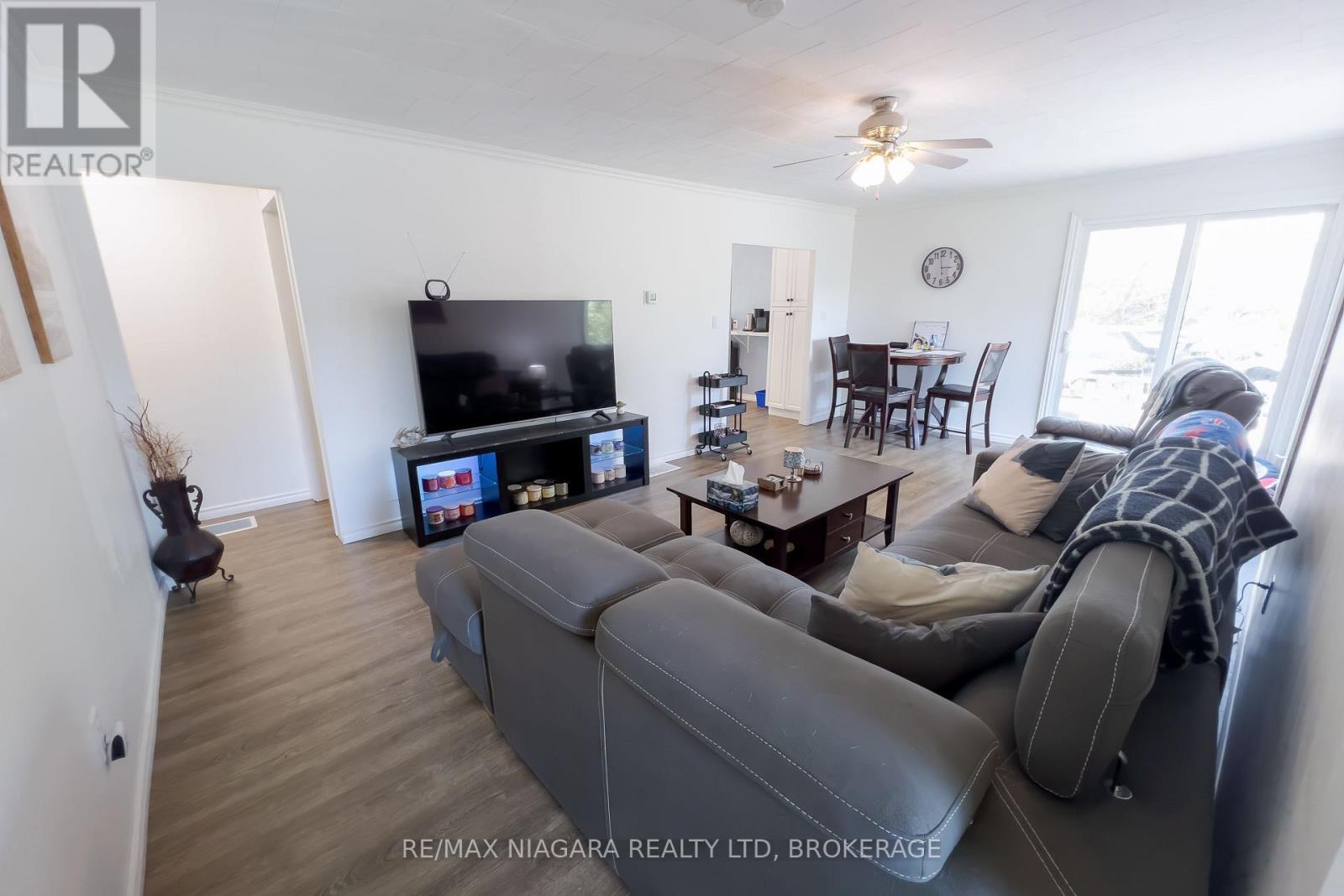 2868 June Road, Port Colborne (Sherkston), ON - Indoor Photo Showing Living Room