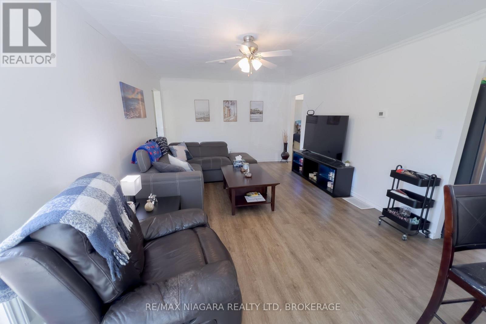 2868 June Road, Port Colborne (Sherkston), ON - Indoor Photo Showing Living Room