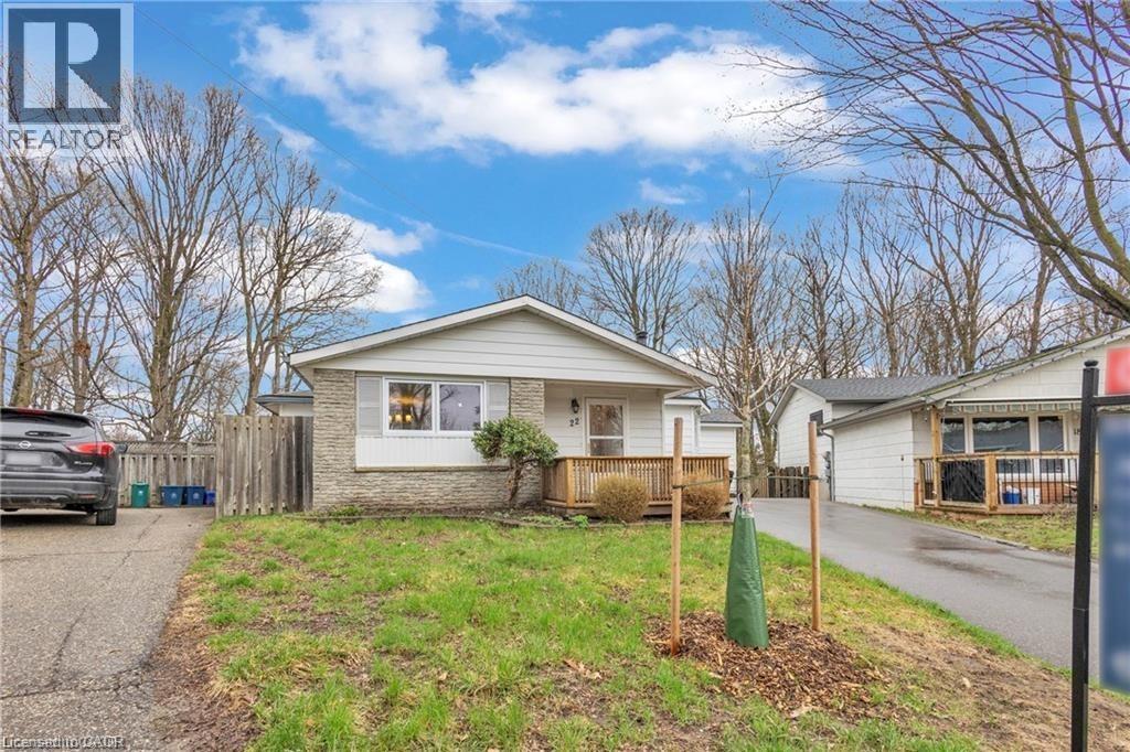 Ranch-style exterior with light-colored siding and a stone facade - 22 Blackhorne Crescent, Kitchener, ON - Outdoor
