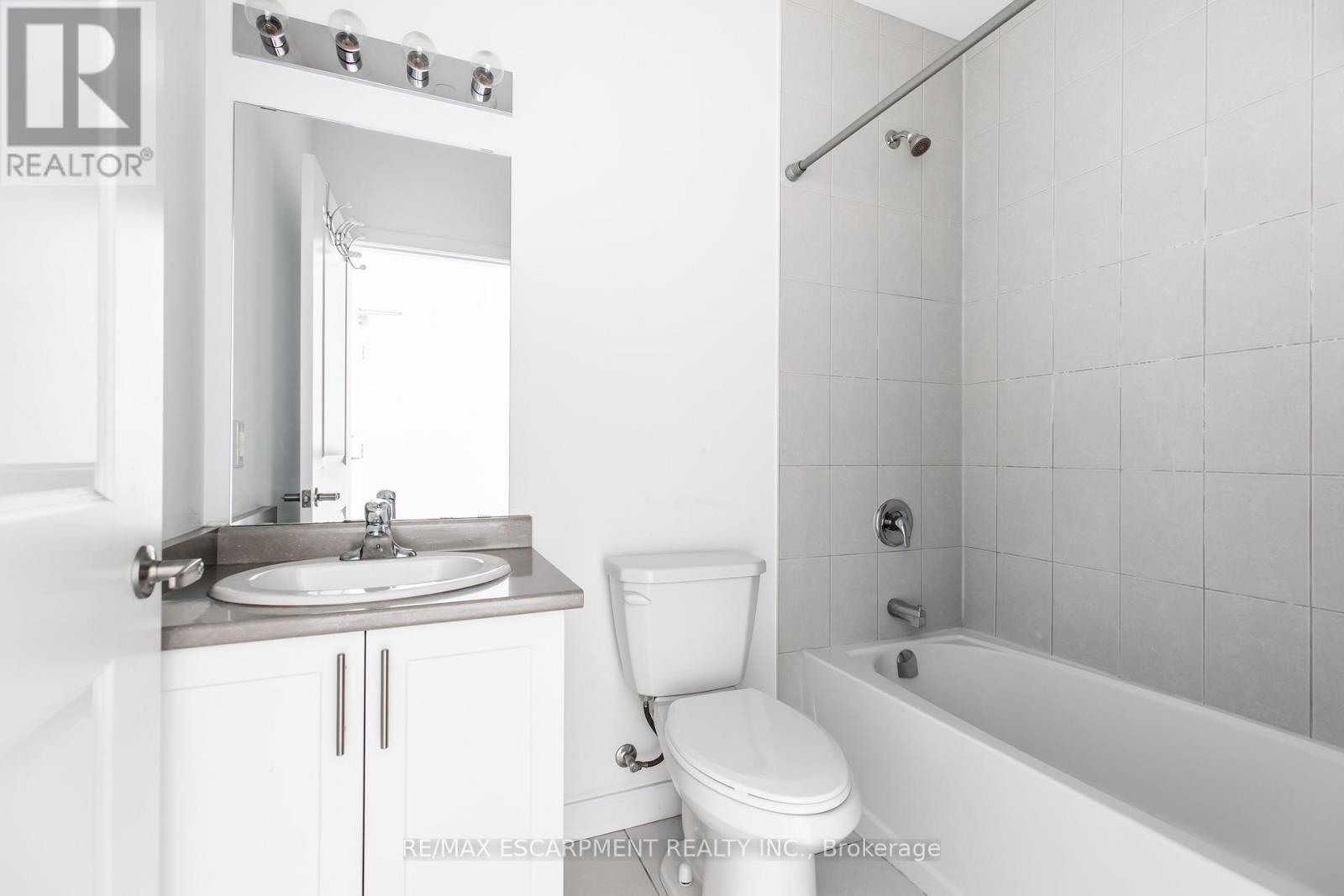 416 - 450 Dundas Street E, Hamilton, ON - Indoor Photo Showing Bathroom