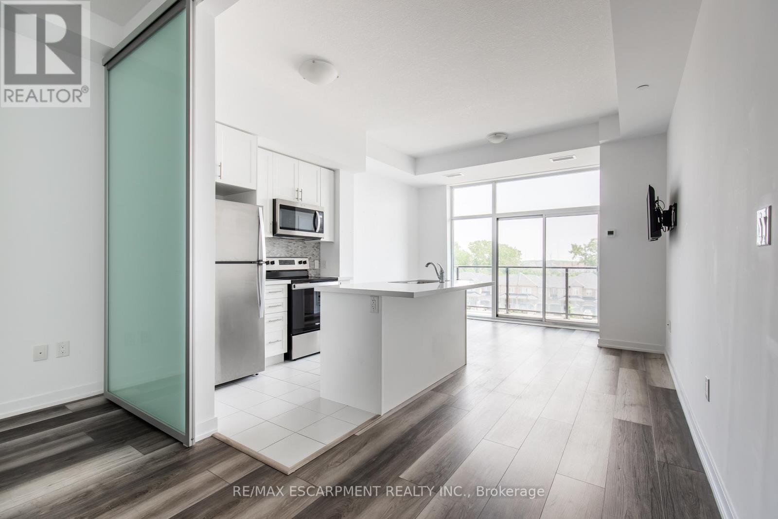 416 - 450 Dundas Street E, Hamilton, ON - Indoor Photo Showing Kitchen With Stainless Steel Kitchen With Upgraded Kitchen