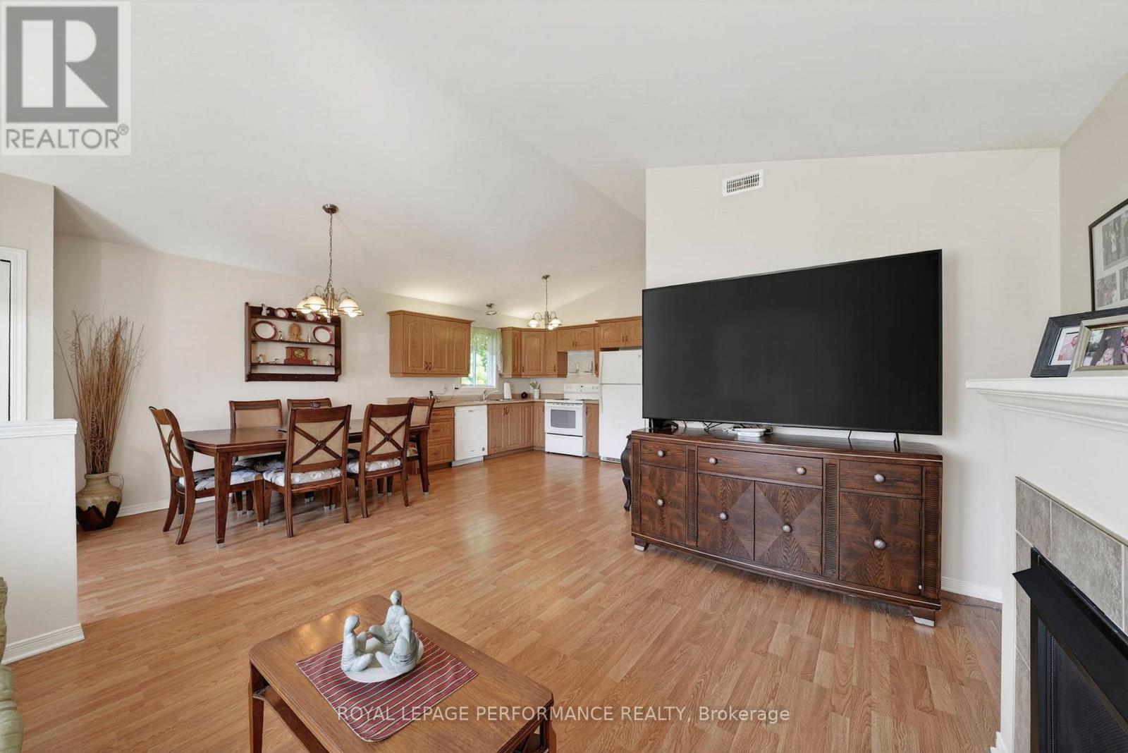 1506 Frank Court, Cornwall, ON - Indoor Photo Showing Living Room