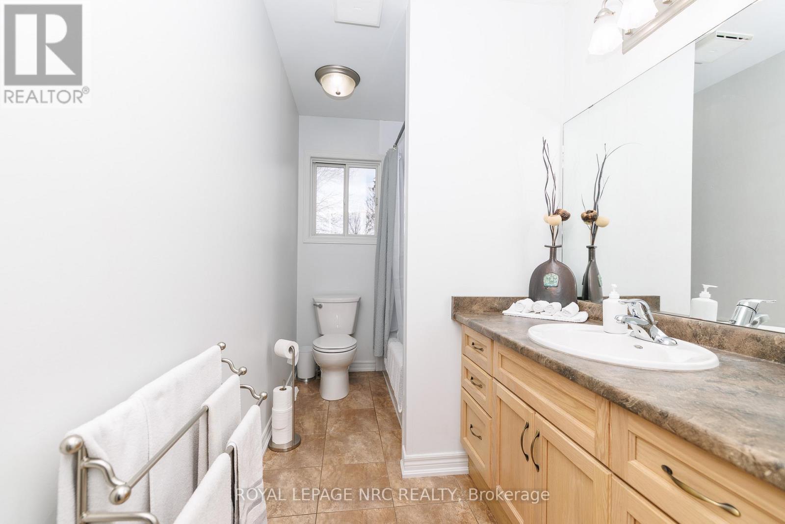 Main bathroom - 16 Leonard Drive, St. Catharines (Rykert/Vansickle), ON