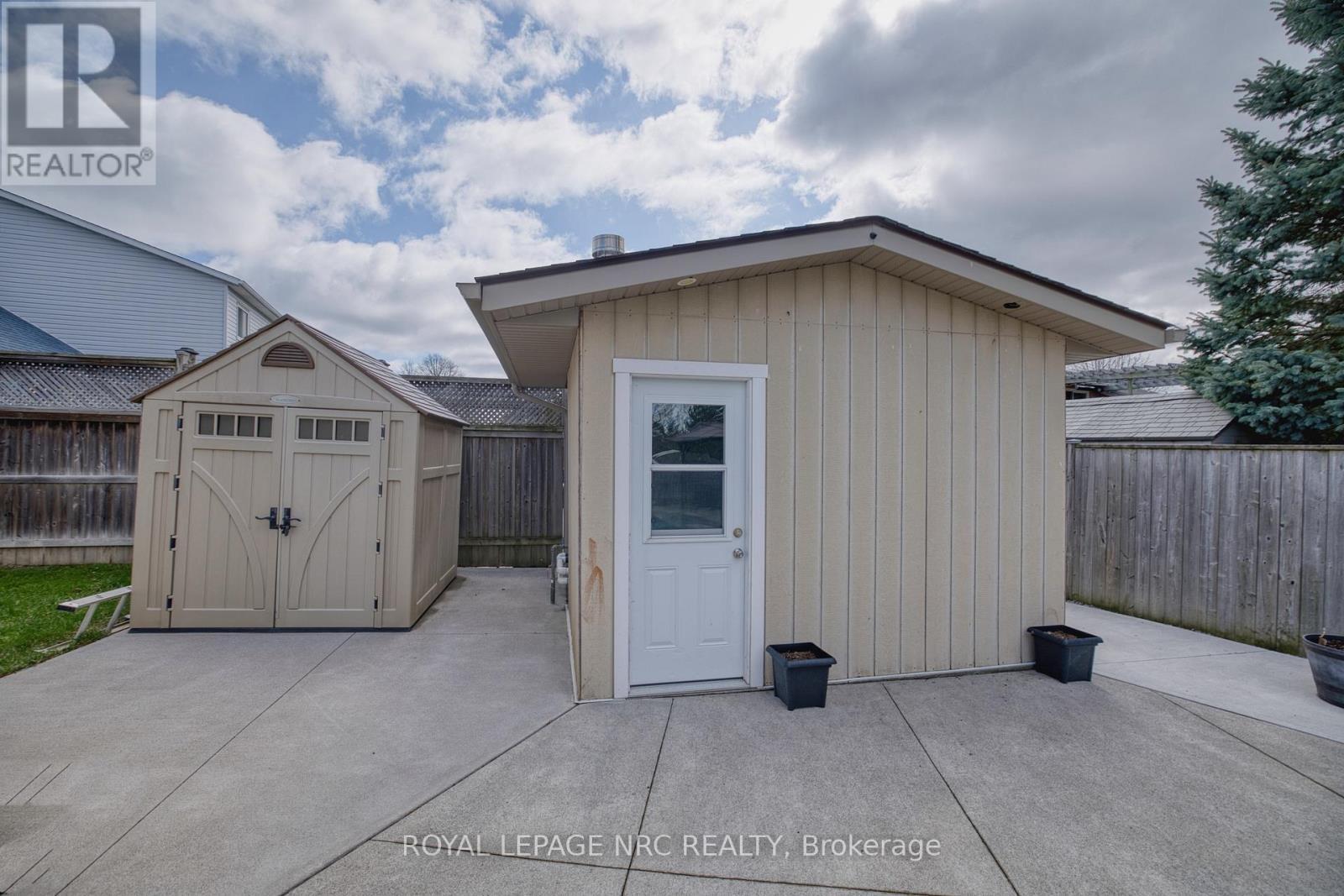 Pool house with new pool heater - 16 Leonard Drive, St. Catharines (Rykert/Vansickle), ON