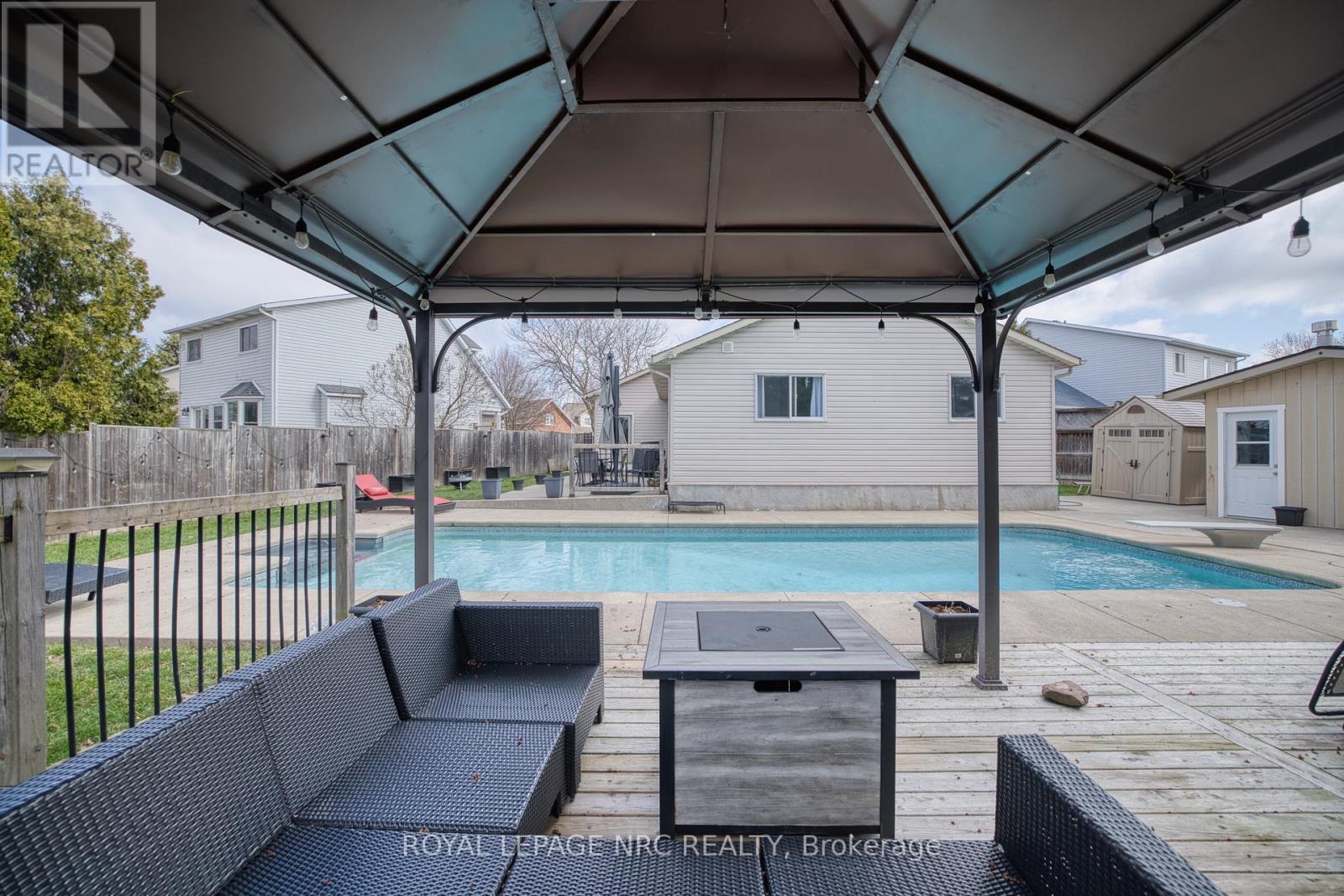 Gazebo and deck - 16 Leonard Drive, St. Catharines (Rykert/Vansickle), ON