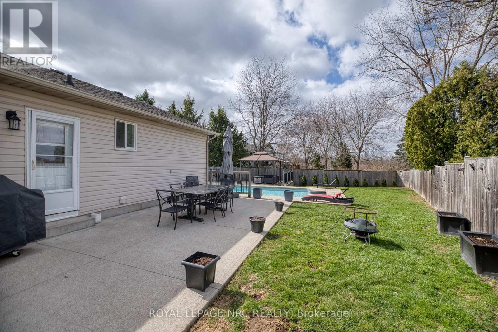 Side yard - 16 Leonard Drive, St. Catharines (Rykert/Vansickle), ON