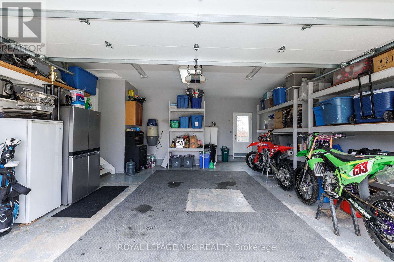garage with walk out - 16 Leonard Drive, St. Catharines (Rykert/Vansickle), ON