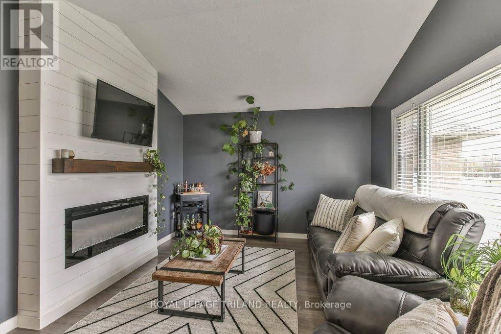 9 Brookside Drive, St. Thomas, ON - Indoor Photo Showing Living Room With Fireplace