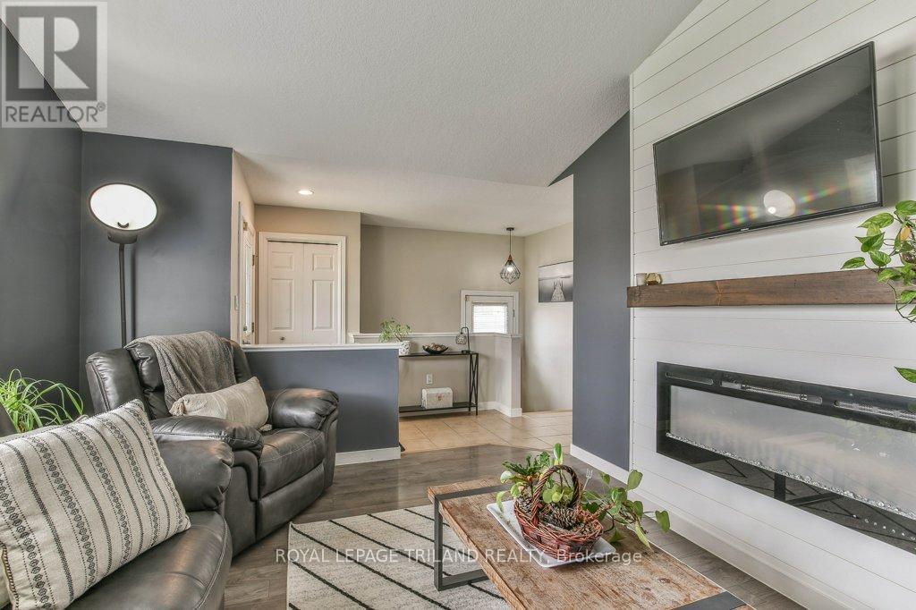 9 Brookside Drive, St. Thomas, ON - Indoor Photo Showing Living Room With Fireplace