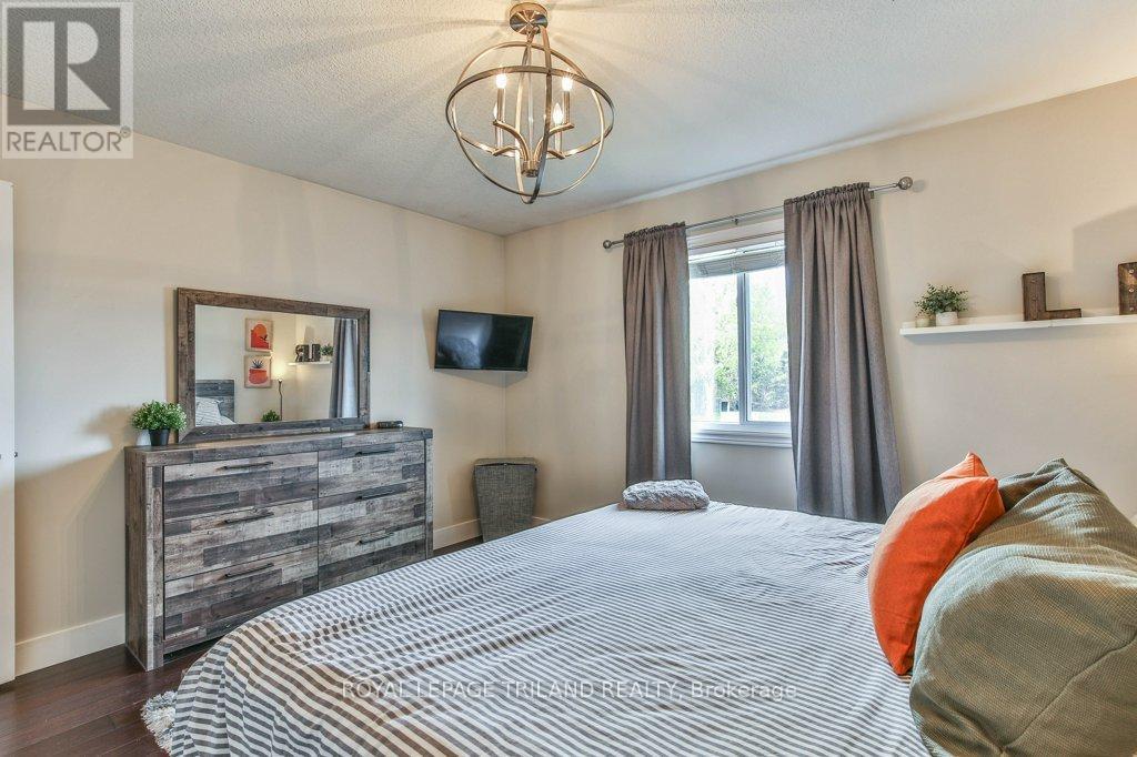 9 Brookside Drive, St. Thomas, ON - Indoor Photo Showing Bedroom