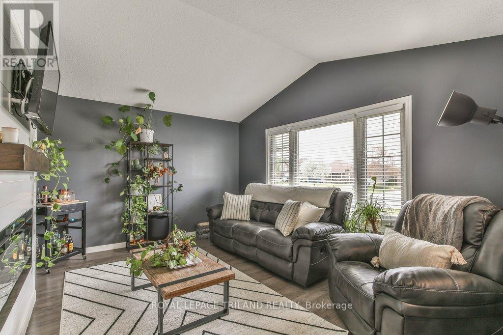 9 Brookside Drive, St. Thomas, ON - Indoor Photo Showing Living Room