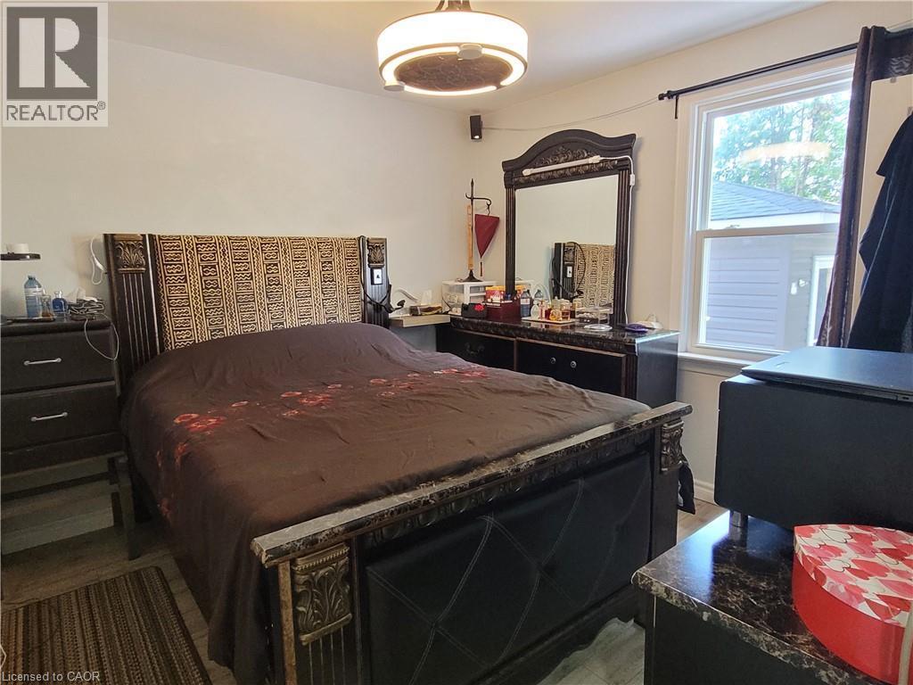239 West 18Th Street, Hamilton, ON - Indoor Photo Showing Bedroom