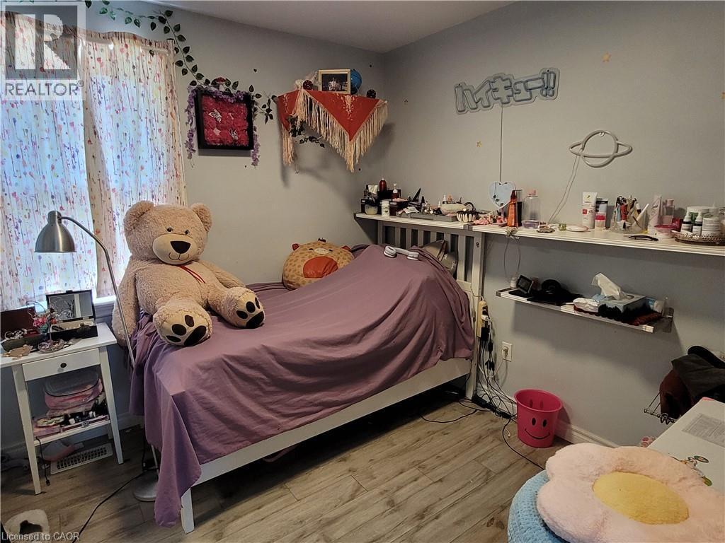 239 West 18Th Street, Hamilton, ON - Indoor Photo Showing Bedroom