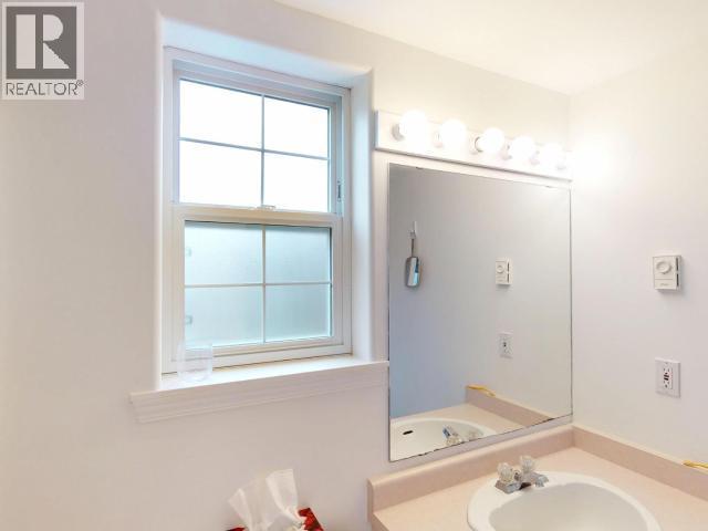 301-5701 Willow Ave, Powell River, BC - Indoor Photo Showing Bathroom