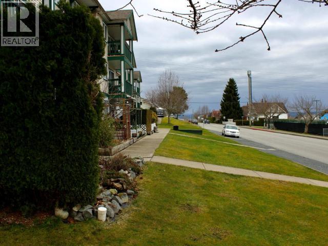 301-5701 Willow Ave, Powell River, BC - Outdoor