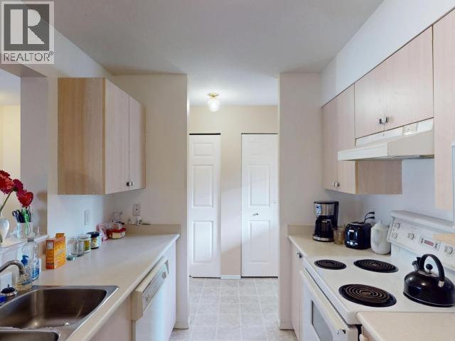 301-5701 Willow Ave, Powell River, BC - Indoor Photo Showing Kitchen