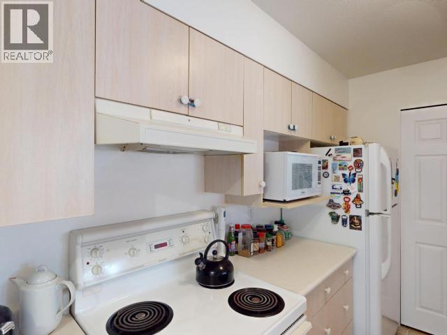 301-5701 Willow Ave, Powell River, BC - Indoor Photo Showing Kitchen
