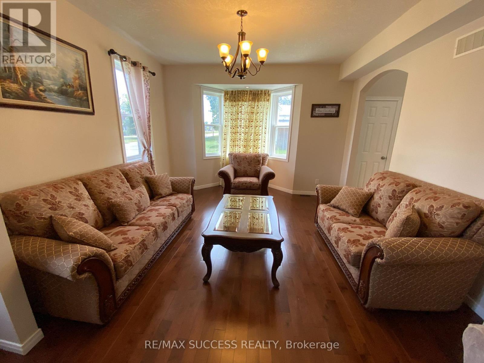 4 Palmer Street, Norfolk, ON - Indoor Photo Showing Living Room