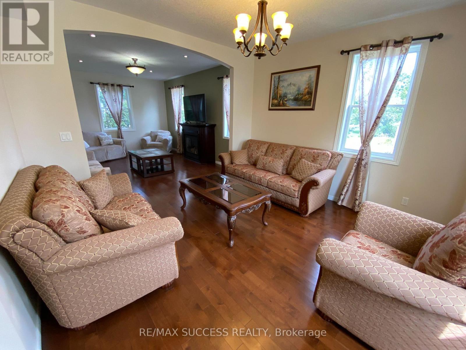 4 Palmer Street, Norfolk, ON - Indoor Photo Showing Living Room