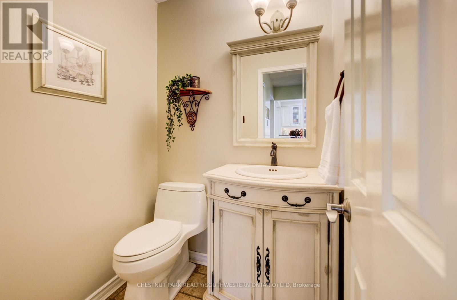 135 Royal Orchard Drive, Waterloo, ON - Indoor Photo Showing Bathroom