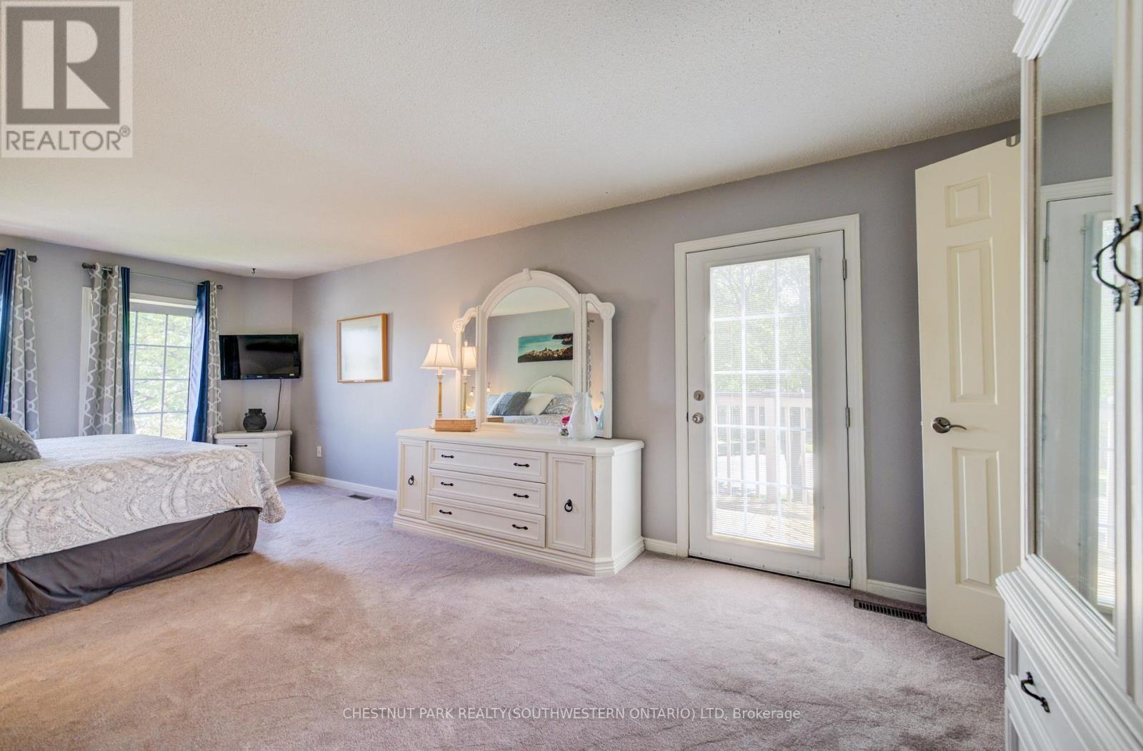 135 Royal Orchard Drive, Waterloo, ON - Indoor Photo Showing Bedroom