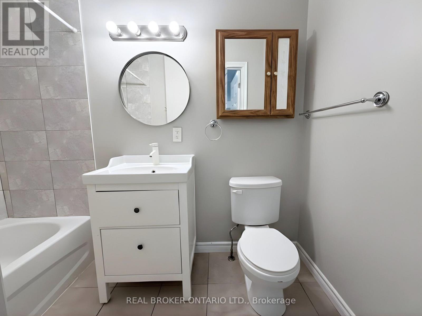 105 Cheever Street, Hamilton, ON - Indoor Photo Showing Bathroom