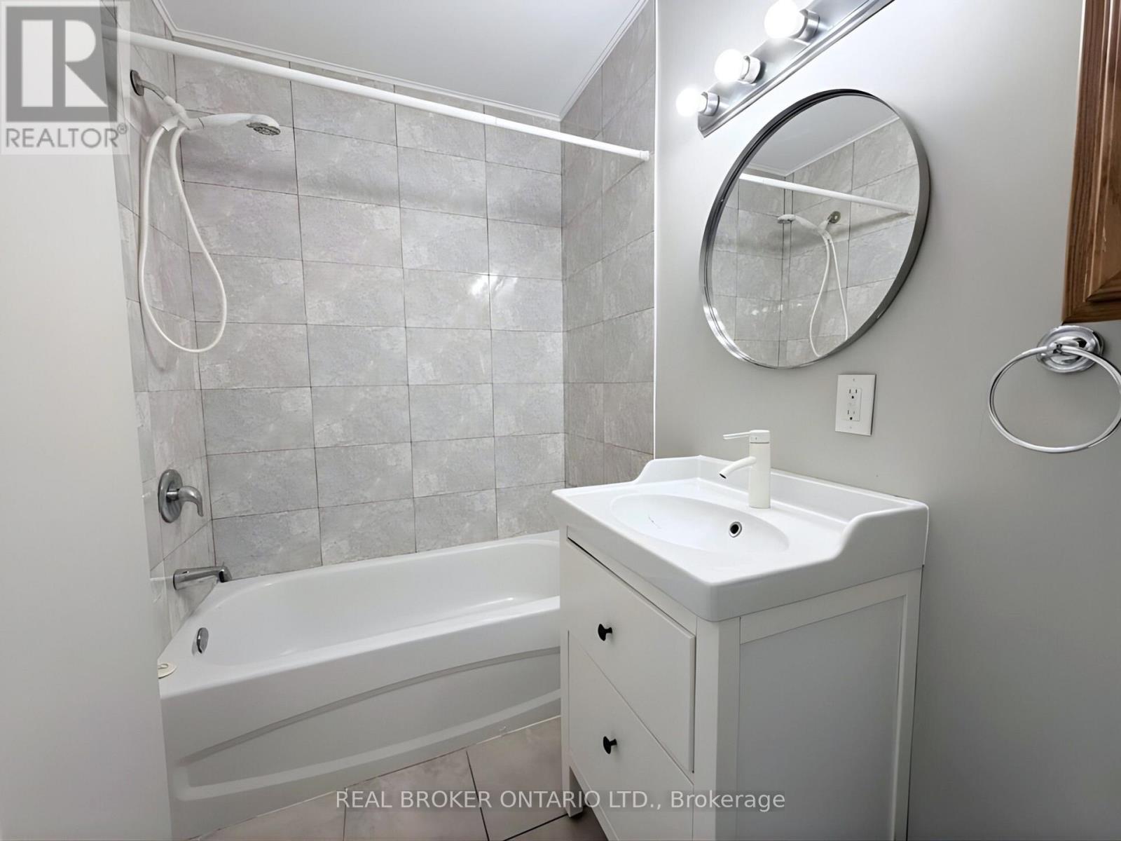 105 Cheever Street, Hamilton, ON - Indoor Photo Showing Bathroom