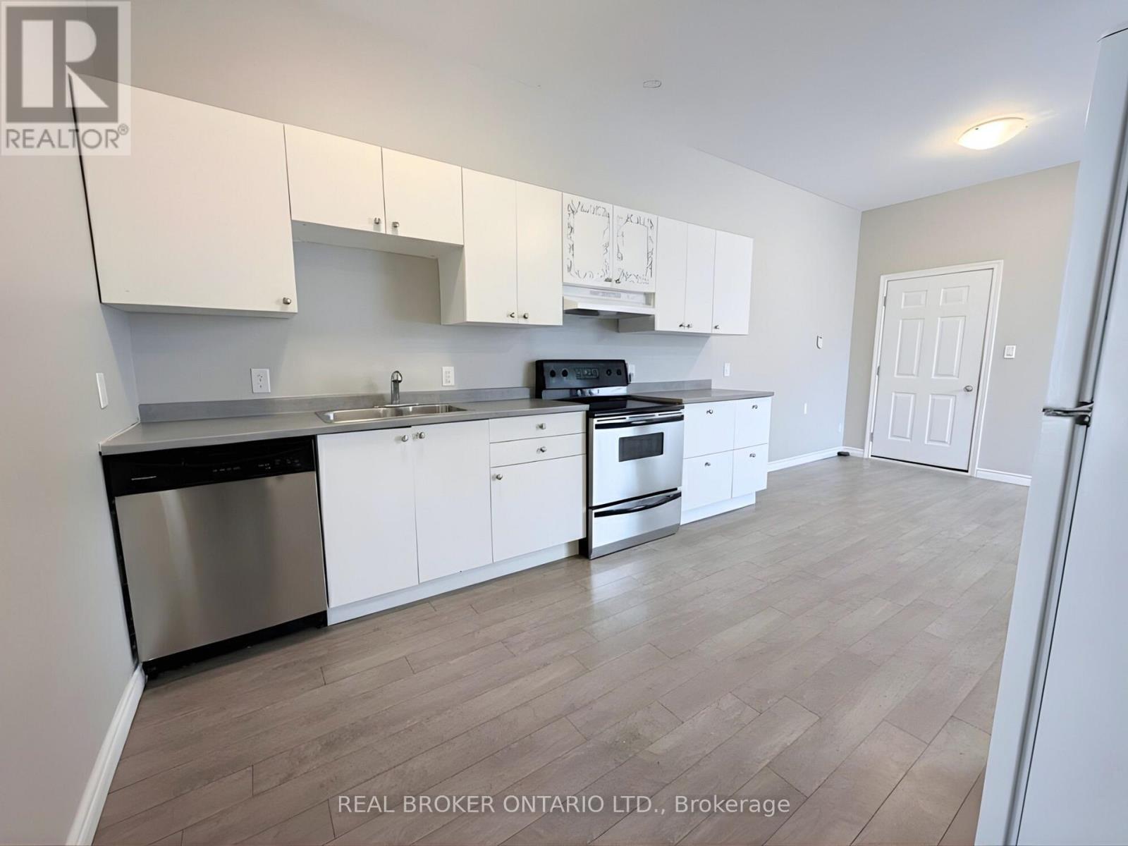 105 Cheever Street, Hamilton, ON - Indoor Photo Showing Kitchen With Double Sink