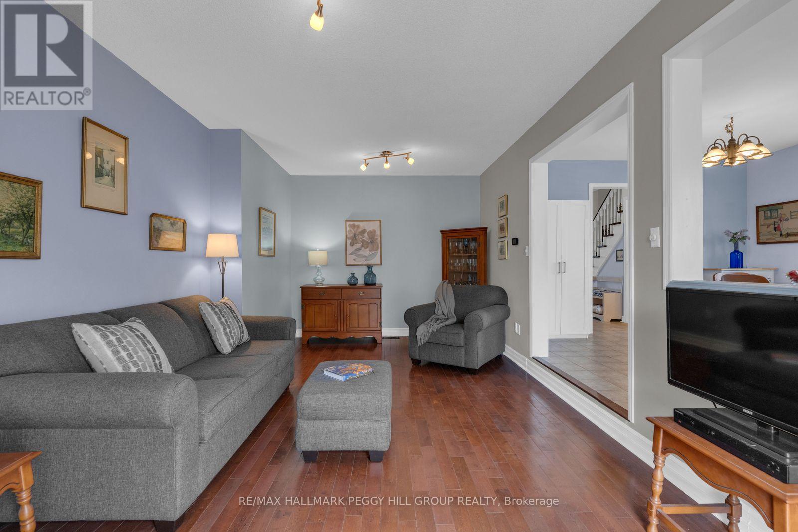 101 Downing Crescent, Barrie, ON - Indoor Photo Showing Living Room