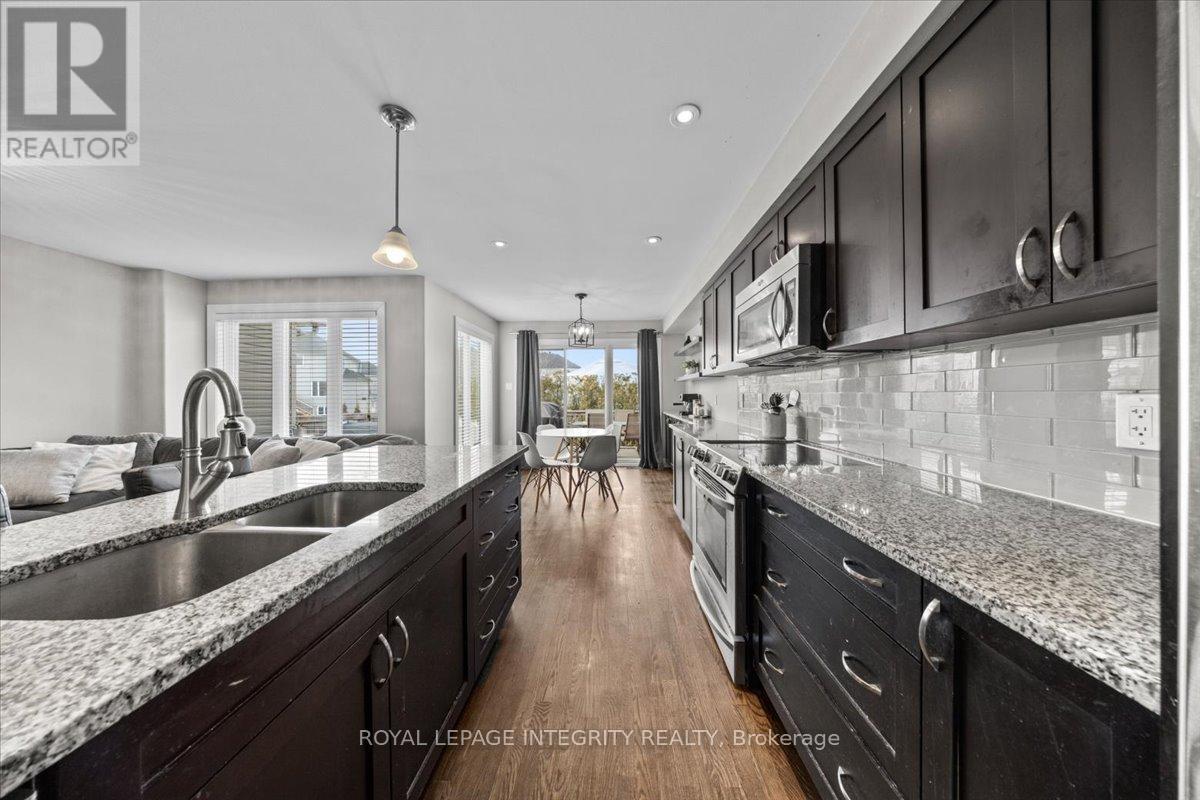 154 Woodhurst Crescent, Ottawa, ON - Indoor Photo Showing Kitchen With Double Sink With Upgraded Kitchen