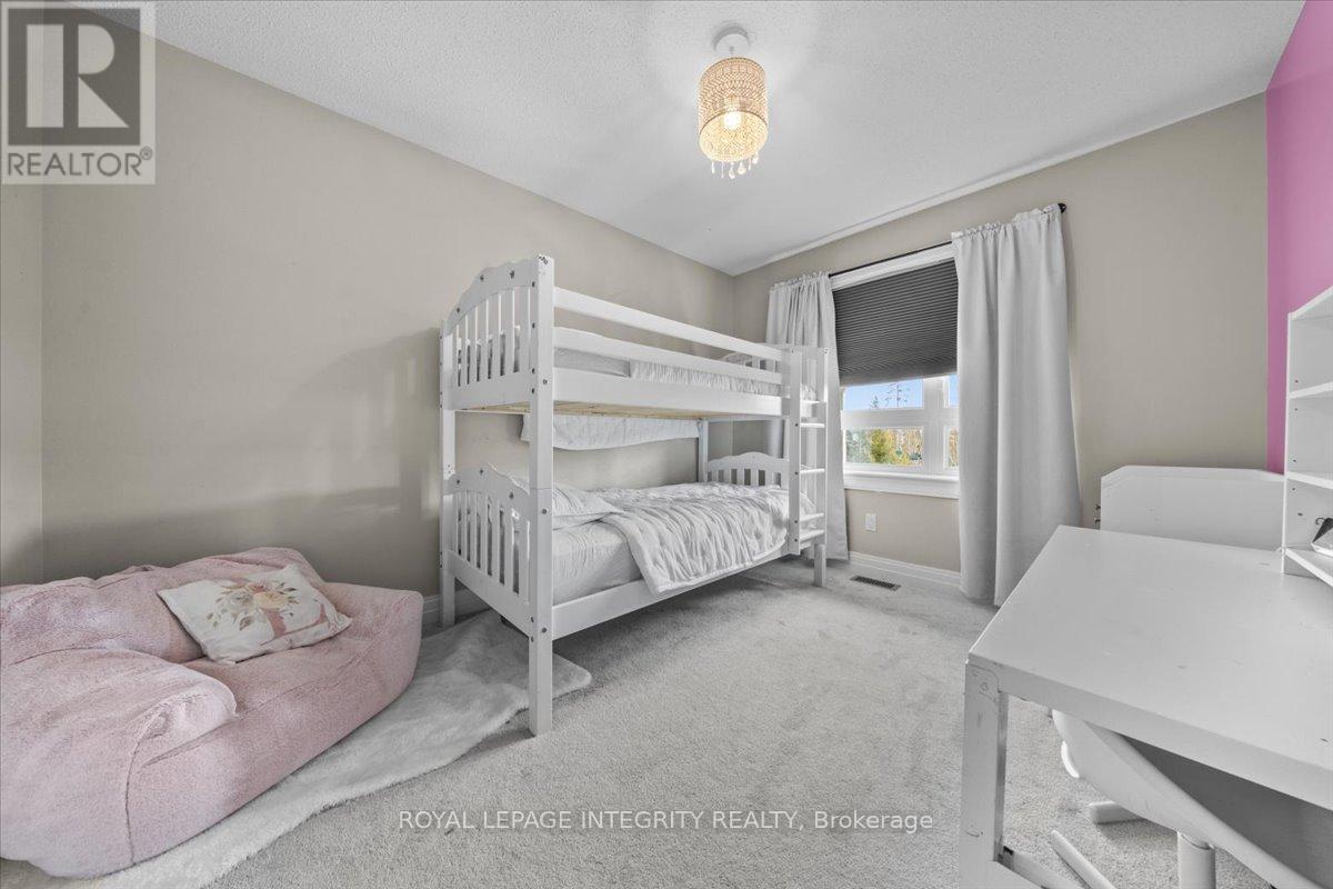 154 Woodhurst Crescent, Ottawa, ON - Indoor Photo Showing Bedroom