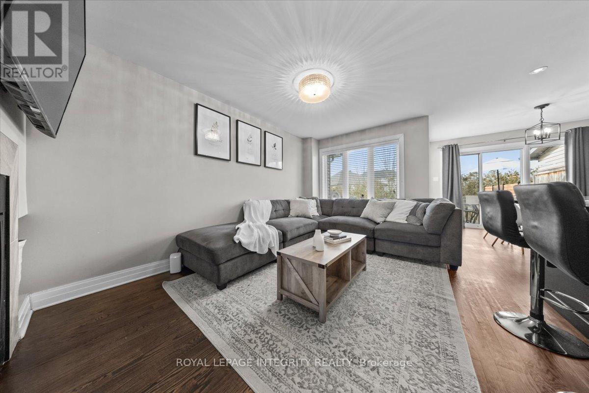 154 Woodhurst Crescent, Ottawa, ON - Indoor Photo Showing Living Room