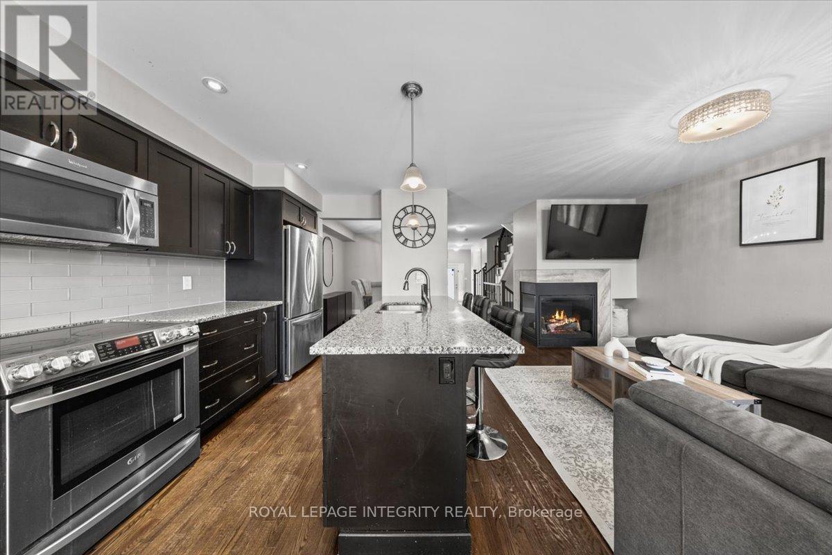 154 Woodhurst Crescent, Ottawa, ON - Indoor Photo Showing Kitchen With Upgraded Kitchen