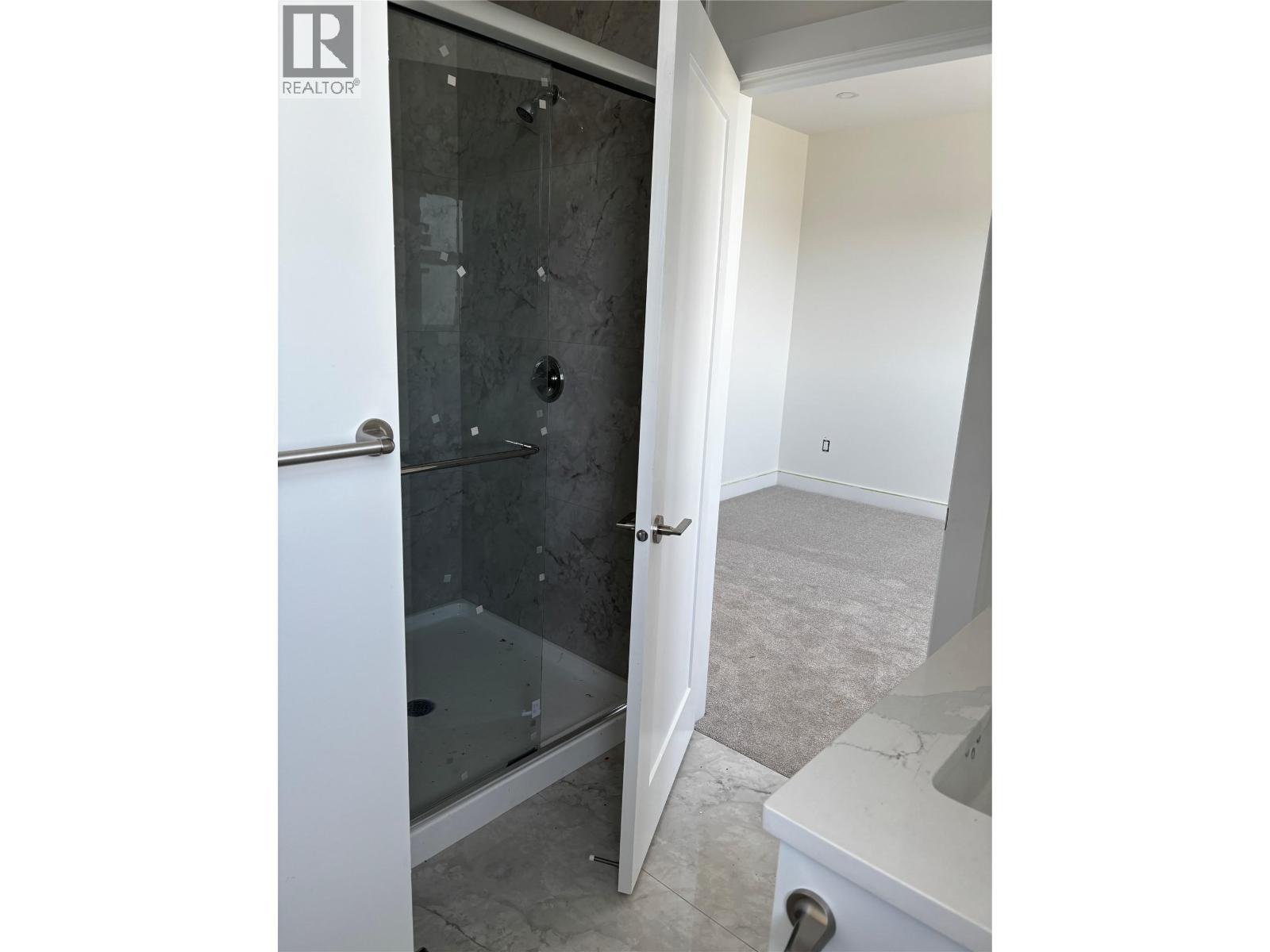 3 piece bathroom in Master bedroom - 980 Franklyn Road Unit# 6 Lot# 6, Kelowna, BC