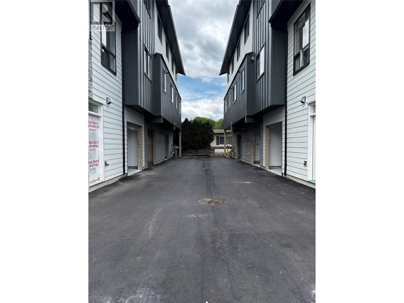 driveway 6 single garages - 980 Franklyn Road Unit# 6 Lot# 6, Kelowna, BC